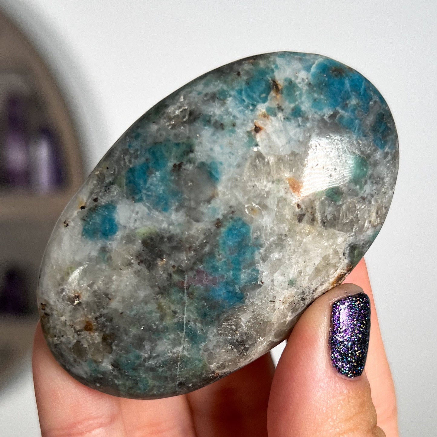 UV Reactive Sodalite Palm Stones